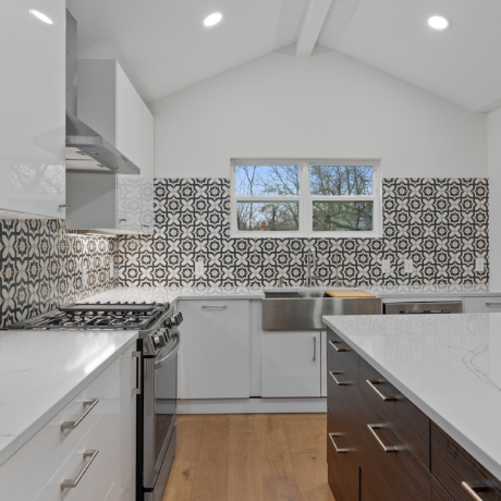 Modern and contemporary kitchen remodel by MaxiPal.