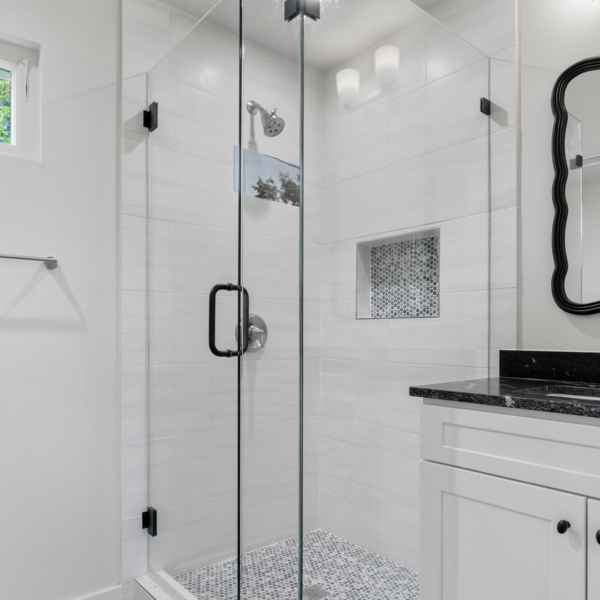 Beautiful bathroom remodeling in Leander, Texas by MaxiPal.