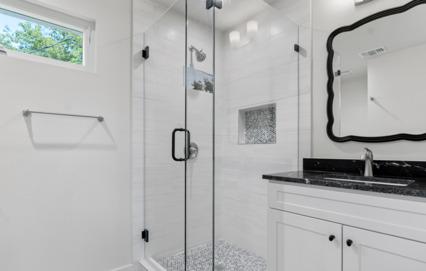 Beautiful bathroom remodeling in Leander, Texas by MaxiPal.